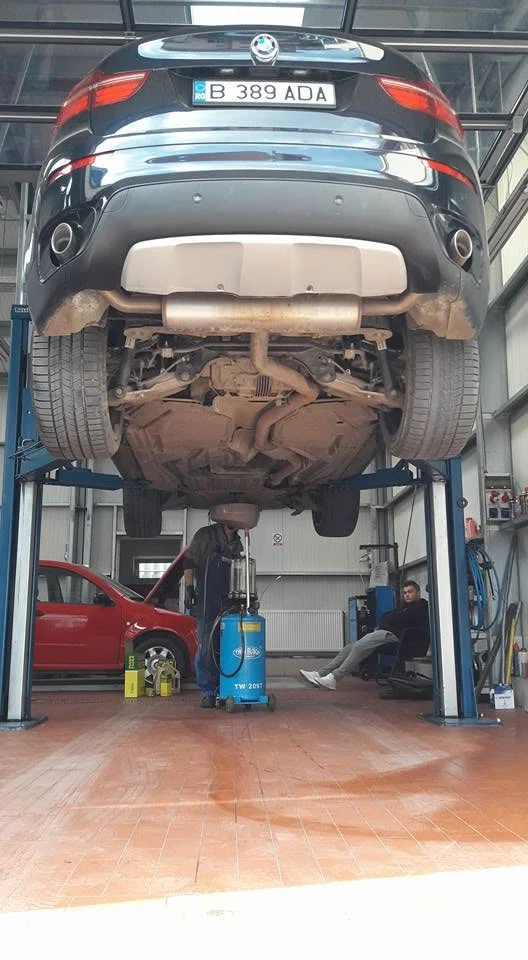 Lucrare în atelierul TBG Automotive