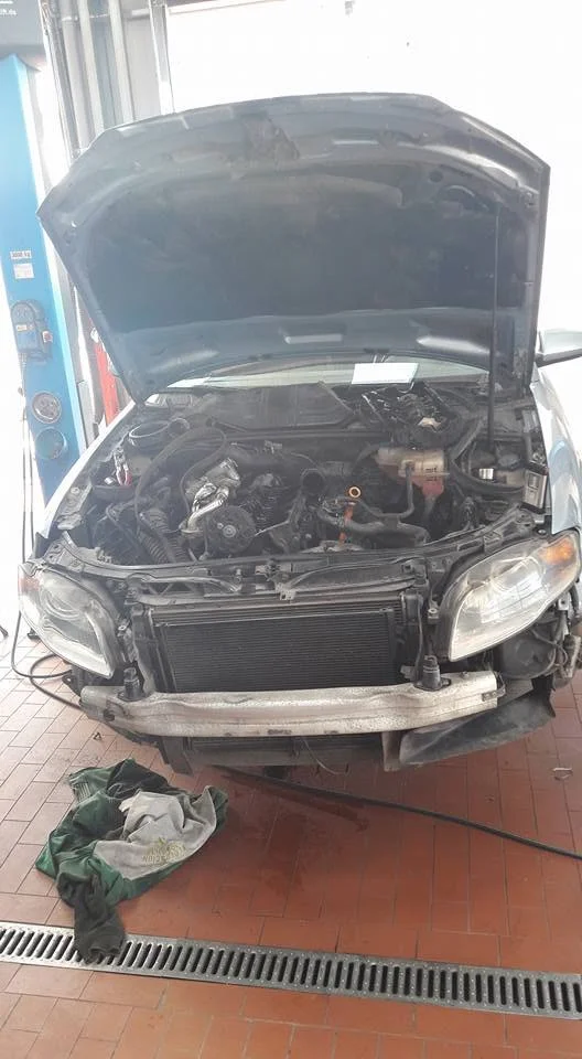 Mașină cu capota deschisă în atelierul TBG